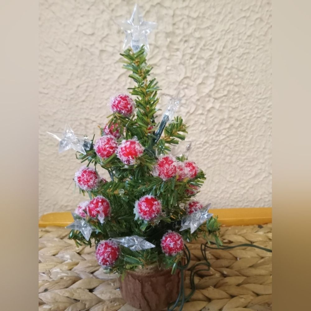 9" Predecorated Prelit Christmas Tree. Brite white (battery operated) STAR Light